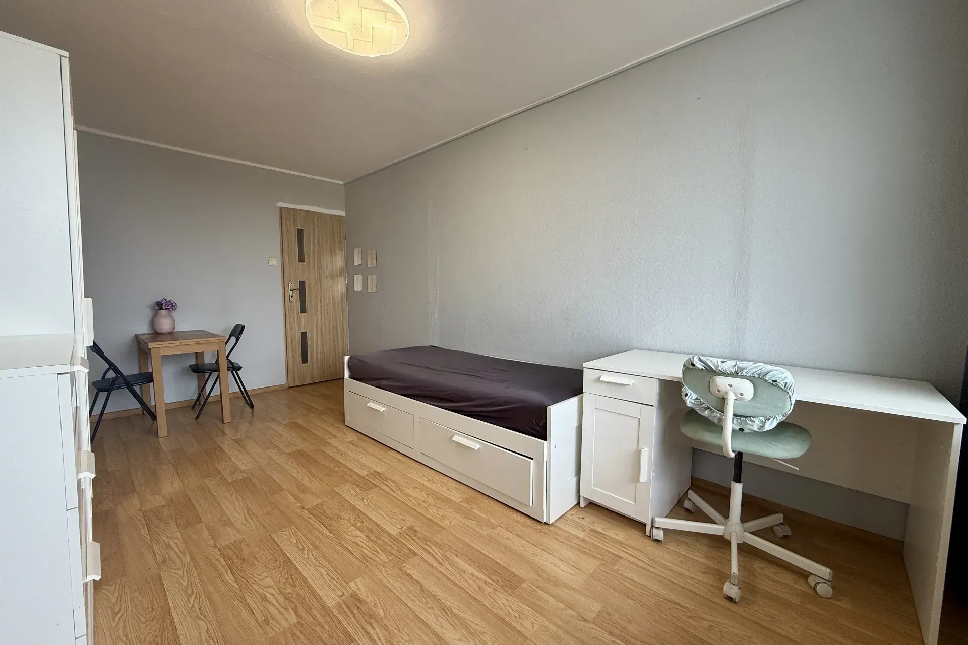 2 Pokoje Balkon CO miejskie do zamieszkania 13